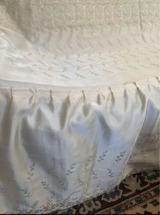 Colcha Beige Satén 135 cm  -Bordada