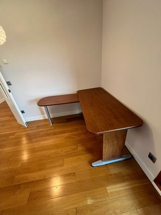 Mesa de escritorio de madera con ala