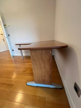 Mesa de escritorio de madera con ala