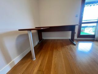 Mesa de escritorio de madera con ala