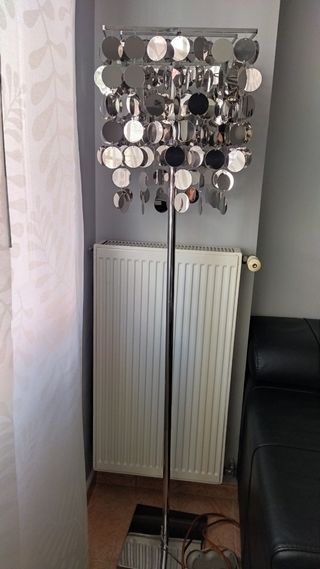 Lámpara de pie con chapas metálicas