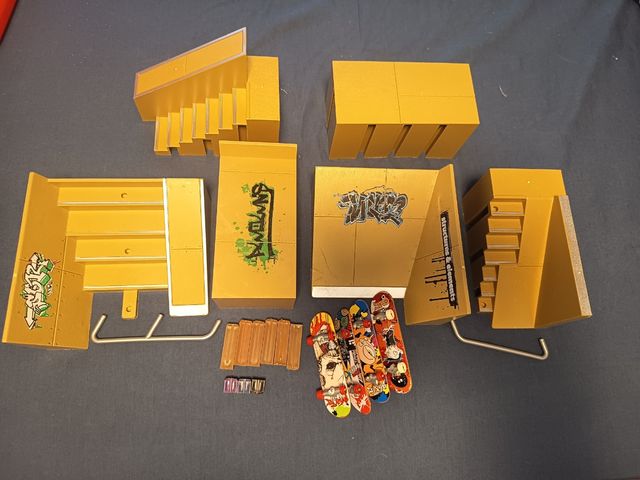 Mini skatepark 6 pezzi + 4 skateboard