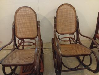 Sillas mecedoras de madera y ratán
