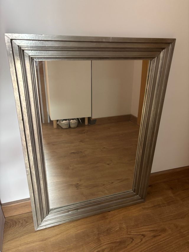 Espejo con marco plateado