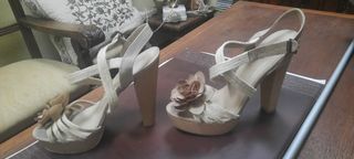 Sandalias beige con flor