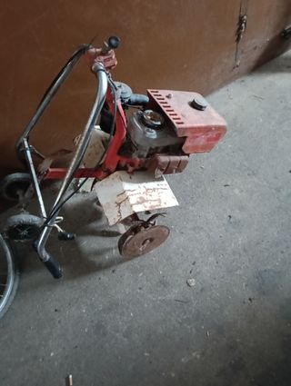 cortacésped y mula mecánic