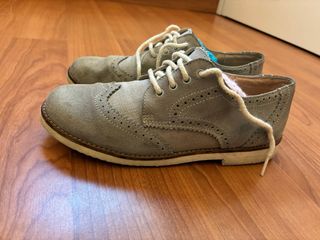 Zapatos grises de comunión para niño