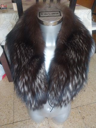 Elegante cuello de zorro plateado
