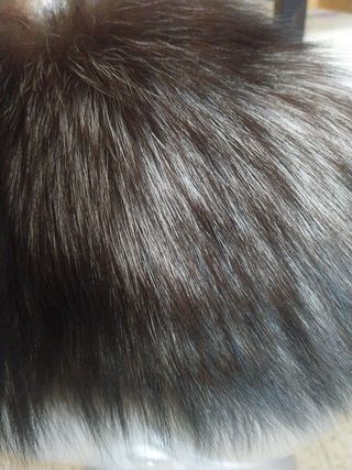 Elegante cuello de zorro plateado