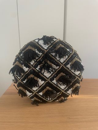 Bolso de mano con abalorios y flecos