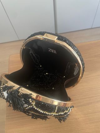 Bolso de mano con abalorios y flecos