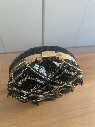 Bolso de mano con abalorios y flecos