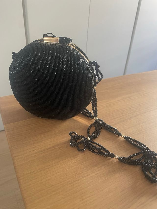 Bolso de mano con abalorios y flecos