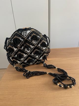 Bolso de mano con abalorios y flecos