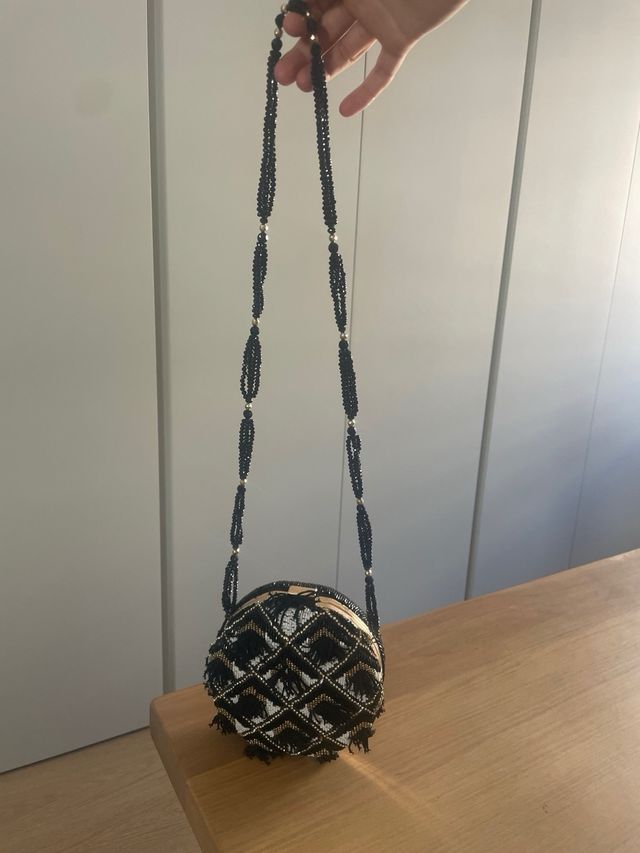 Bolso de mano con abalorios y flecos