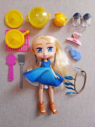 Bambola snodata con accessori e pentolini
