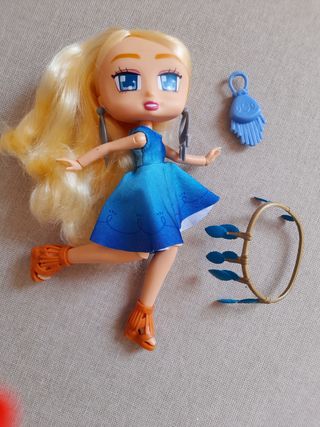 Bambola snodata con accessori e pentolini