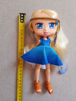 Bambola snodata con accessori e pentolini