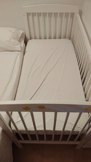 Cuna blanca de madera con colchón