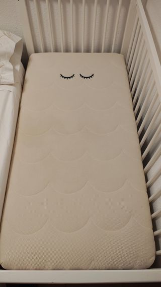 Cuna blanca de madera con colchón