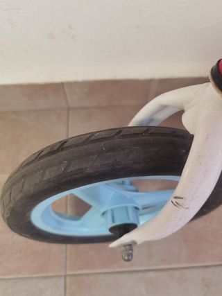 Bicicleta infantil sin pedales roja