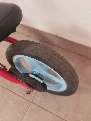 Bicicleta infantil sin pedales roja