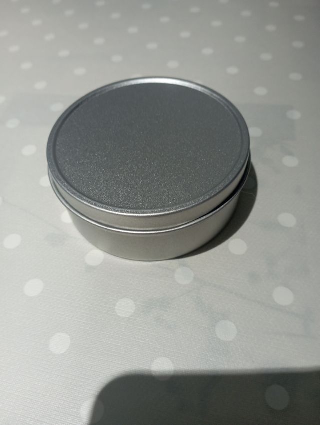 Caja metálica redonda plateada nueva