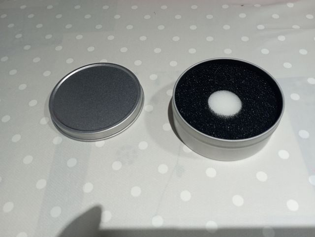 Caja metálica redonda plateada nueva