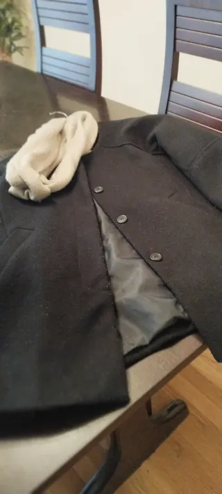 Chaquetón negro , regalo bufanda beige 