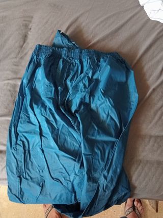 Pantalones azules y verde azulado
Impermeable adul