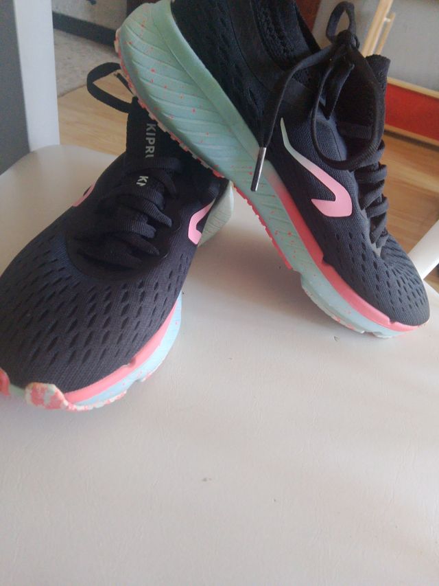 Deportivas negras y rosas