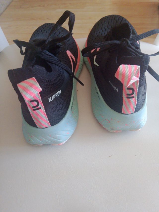 Deportivas negras y rosas