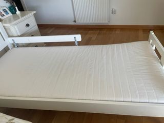 Cama infantil IKEA con colchón y barrera