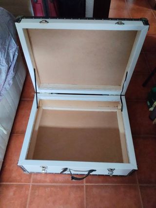 Maleta de madera vintage. Ideal titiritero 
