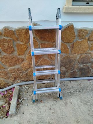 Escalera telescópica de aluminio de 5m totales.