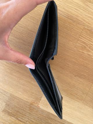 Cartera de piel negra
