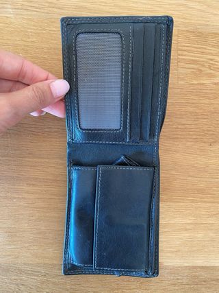 Cartera de piel negra