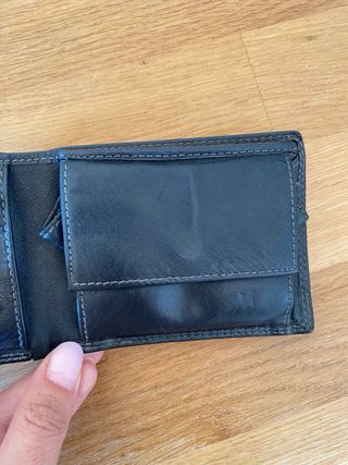 Cartera de piel negra
