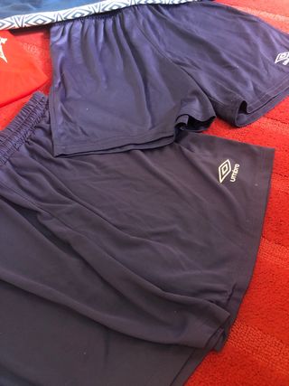 Ropa de fútbol Umbro azul y roja