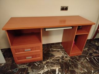 Escritorio de madera para estudiante