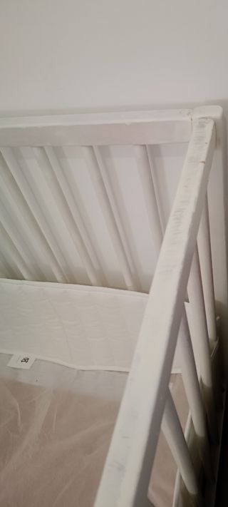 Cuna blanca de bebé