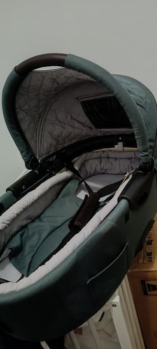 Cuna blanca de bebé