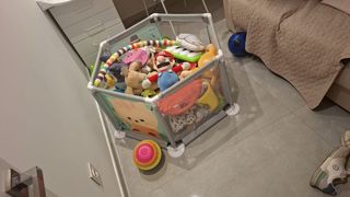 Parque de bolas infantil con juguetes