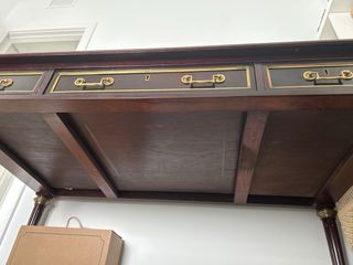 Mesa de despacho de cuero y madera