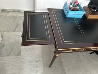 Mesa de despacho de cuero y madera