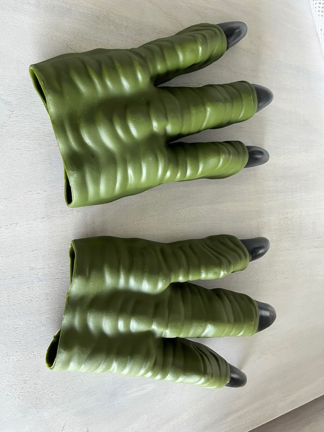 Garras de dinosaurio verdes