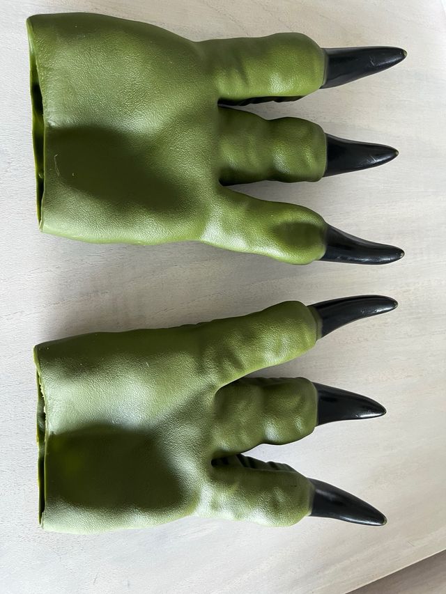 Garras de dinosaurio verdes