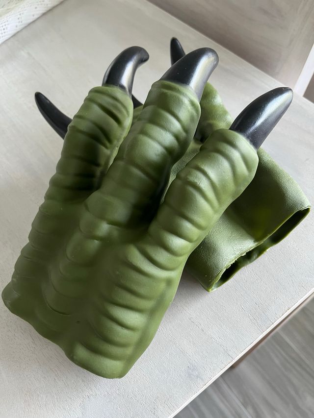 Garras de dinosaurio verdes