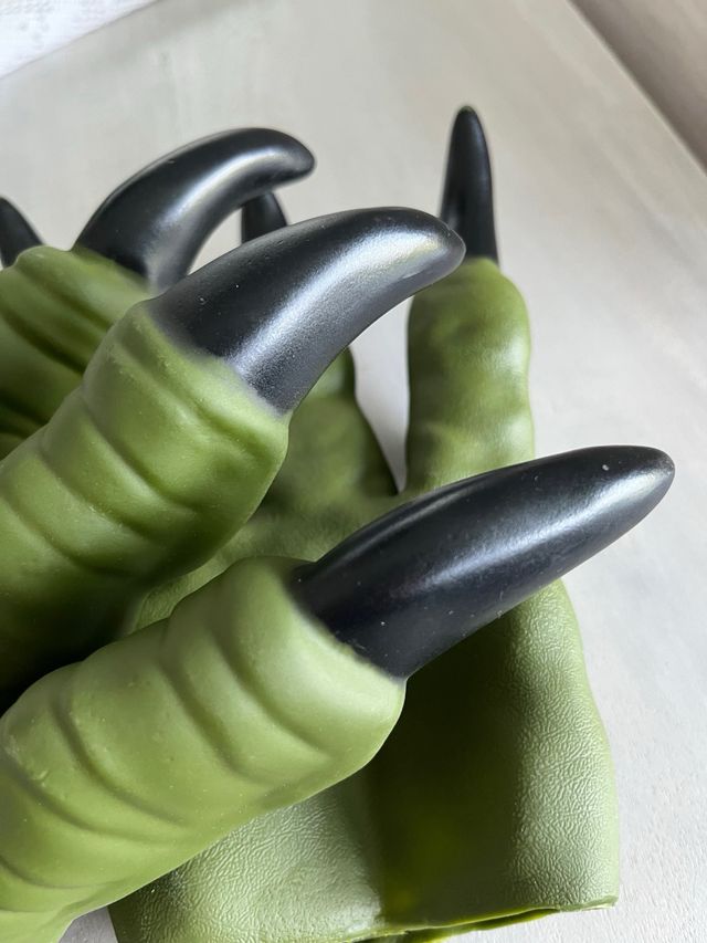 Garras de dinosaurio verdes