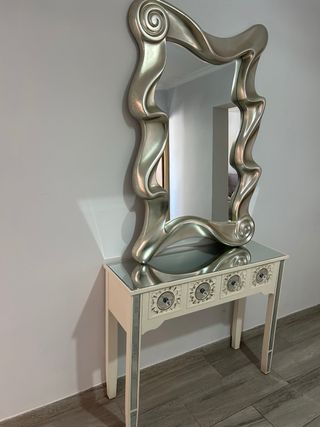 Mueble de entrada y espejo plateado